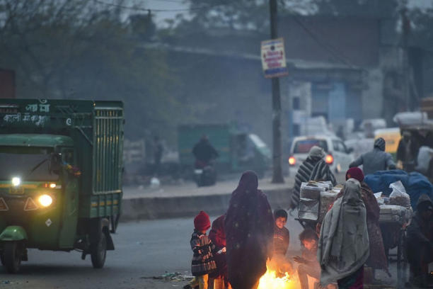 दिल्ली ठंड की लहर में जमी, 'घने कोहरे' ने दृश्यता को शून्य तक घटाया, उड़ानों का संचालन प्रभावित हुआ।